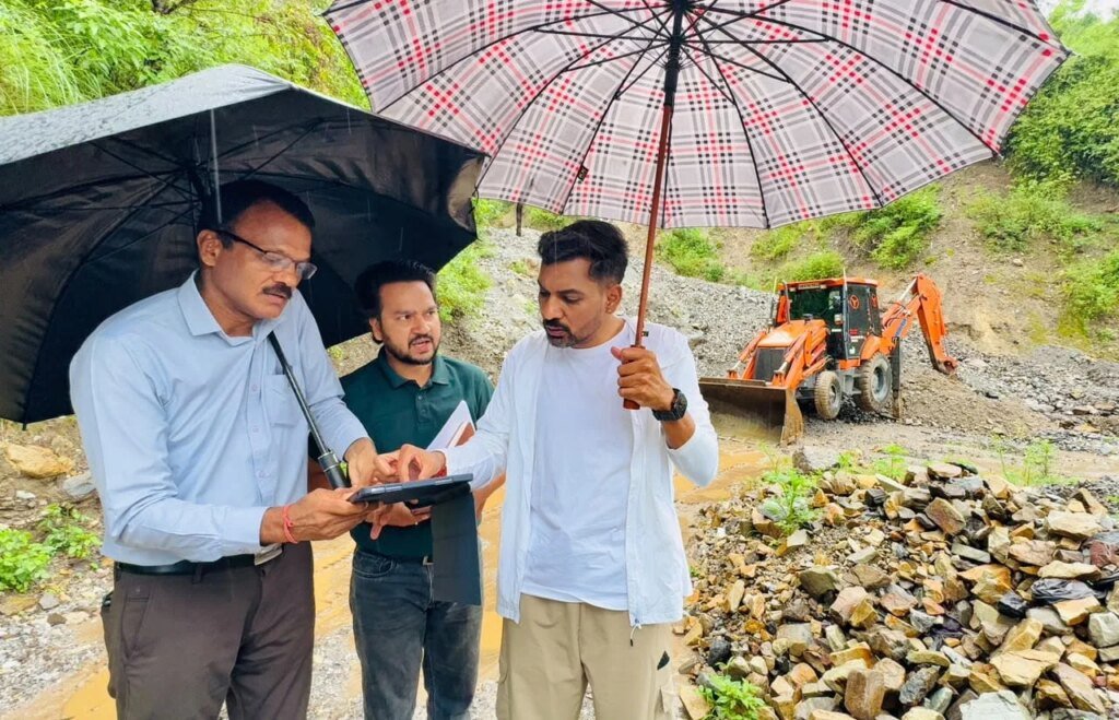 भारी बारिश के बीच ग्राउंड जीरो पर उतरे डीएम;