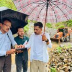 भारी बारिश के बीच ग्राउंड जीरो पर उतरे डीएम;