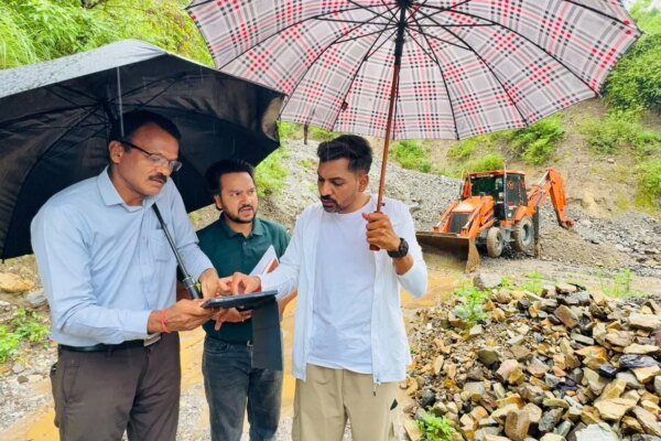 भारी बारिश के बीच ग्राउंड जीरो पर उतरे डीएम;