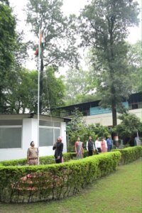 स्वतंत्रता दिवस पर जिलाधिकारी डॉ0 आशीष चौहान ने कलेक्ट्रेट परिसर में किया ध्वजारोहण