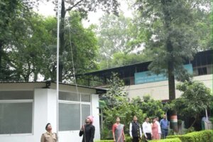 स्वतंत्रता दिवस पर जिलाधिकारी डॉ0 आशीष चौहान ने कलेक्ट्रेट परिसर में किया ध्वजारोहण