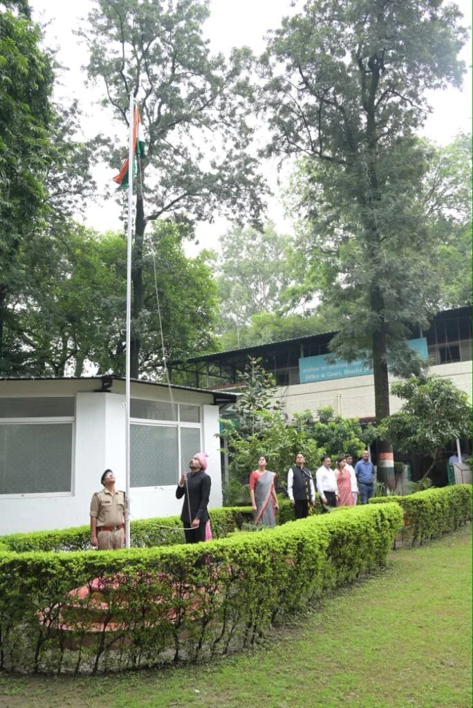 स्वतंत्रता दिवस पर जिलाधिकारी डॉ0 आशीष चौहान ने कलेक्ट्रेट परिसर में किया ध्वजारोहण