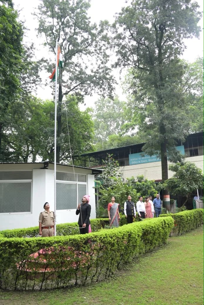 स्वतंत्रता दिवस पर जिलाधिकारी डॉ0 आशीष चौहान ने कलेक्ट्रेट परिसर में किया ध्वजारोहण