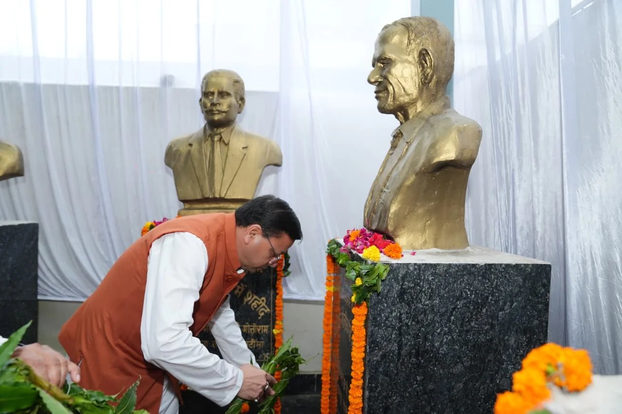 सीमांत क्षेत्र में शहीद स्मारक एवं विशाल तिरंगे का लोकार्पण, सीएम धामी ने वीर शहीदों को किया नमन