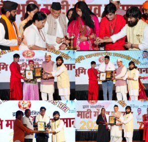 वरिष्ठ पत्रकार अवधेश नौटियाल, राजेश पोल खोल बहुगुणा ,लोक गायिका मीना राणा,लोक गायिका रेशमा शाह समेत 25 विभूतियों को मिला देवभूमि माटी गौरव सम्मान