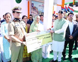 मुख्यमंत्री ने पुलिस स्मृति दिवस पर शहीद जवानों को दी श्रद्धांजलि, परिजनों को किया सम्मानित