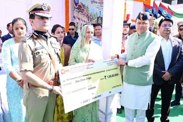 मुख्यमंत्री ने पुलिस स्मृति दिवस पर शहीद जवानों को दी श्रद्धांजलि, परिजनों को किया सम्मानित