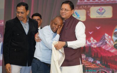 मुख्यमंत्री धामी ने अपने शिक्षकों के चरण स्पर्श कर लिया आशीर्वाद, वर्षों बाद गुरु-शिष्य के मिलन का भावुक क्षण बना यादगार